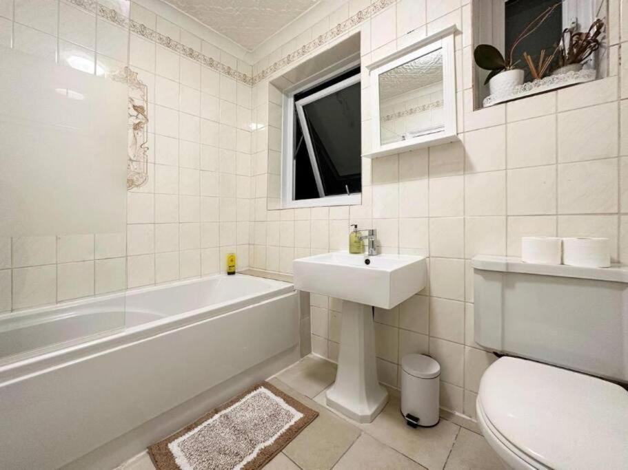Charming 3-Bedroom Family Home Londra Esterno foto