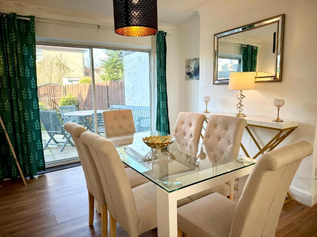 Charming 3-Bedroom Family Home Londra Esterno foto