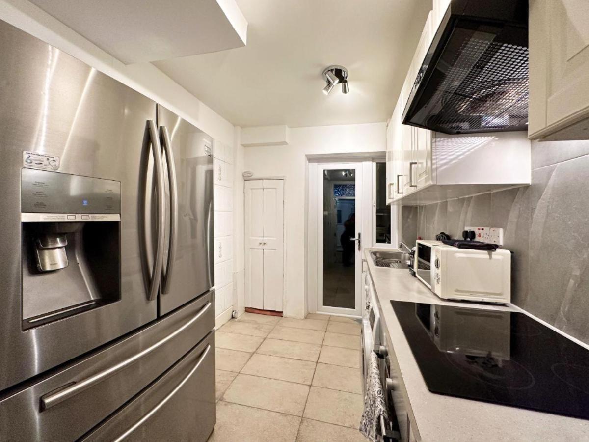 Charming 3-Bedroom Family Home Londra Esterno foto